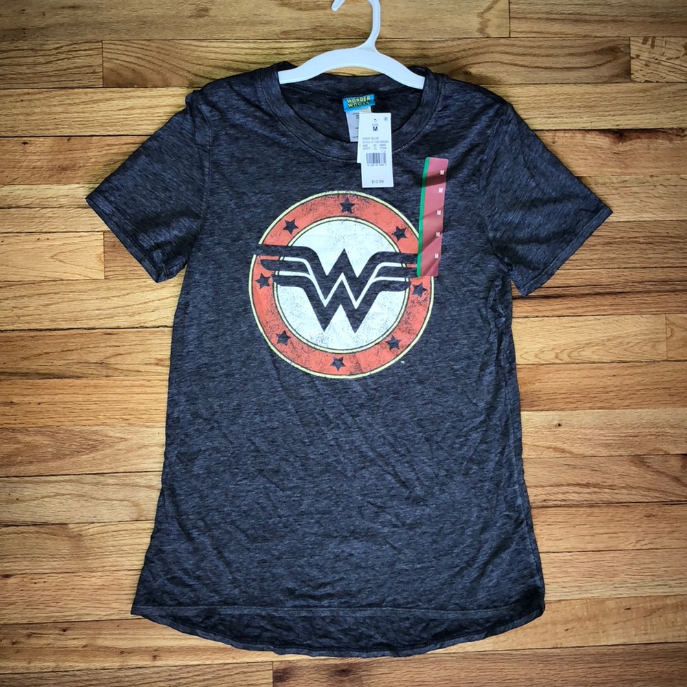 NWT Wonder Woman high-low t-shirt M